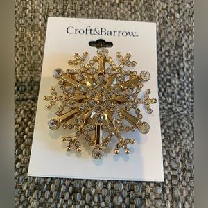 ❄️ NWT Snowflake pin ❄️